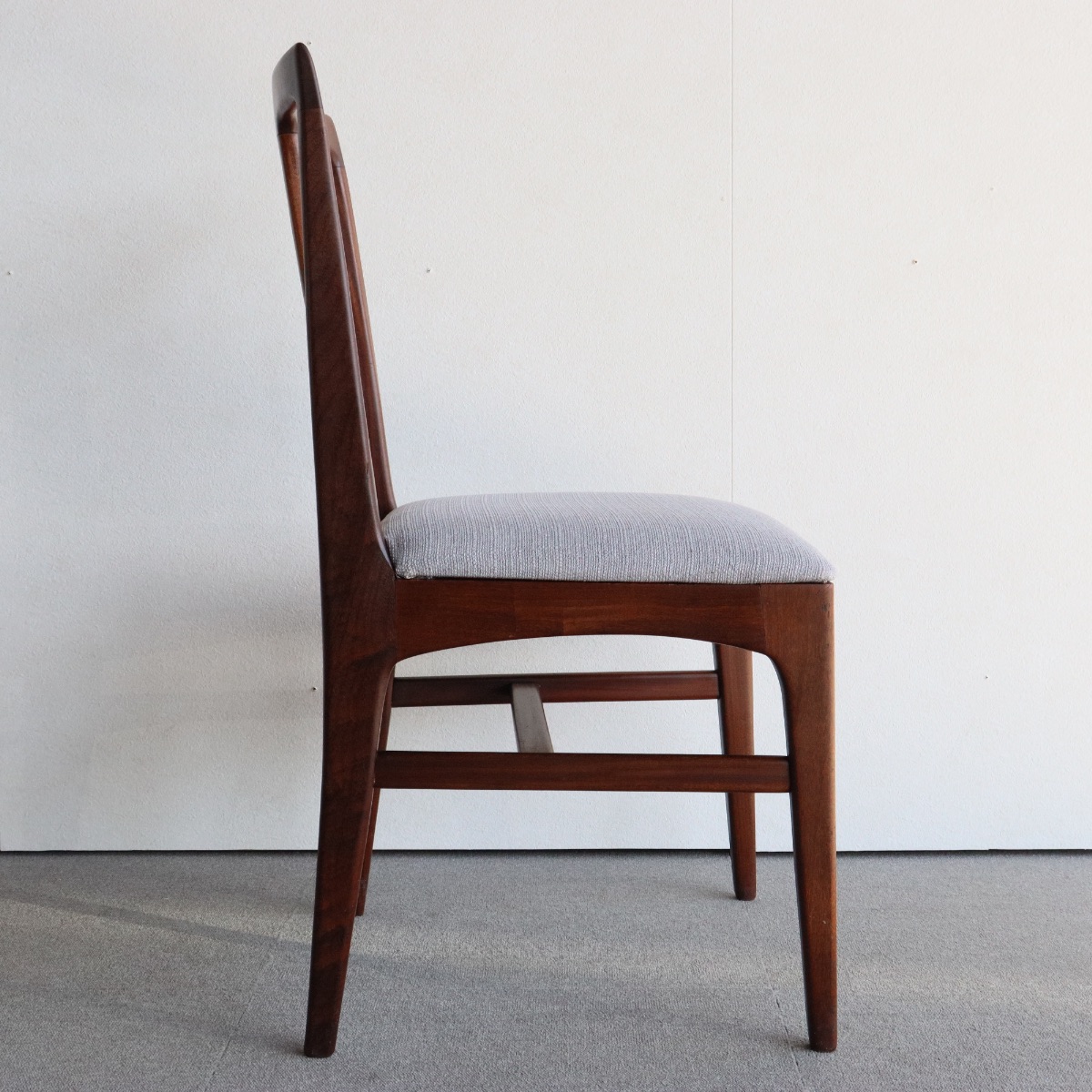 ヤンガーYoungerDesign by John HerbertのFonsecaダイニングチェア