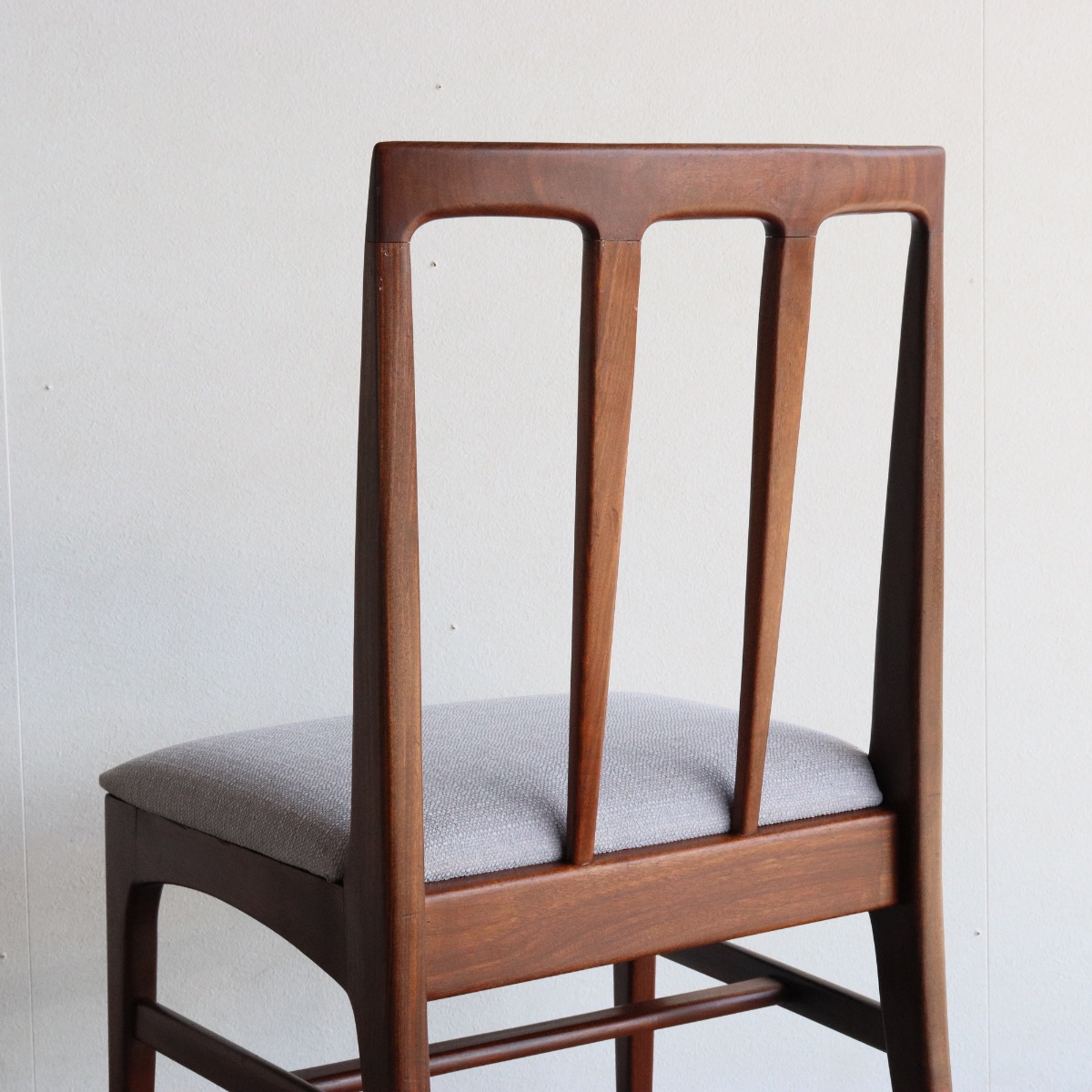 ヤンガーYoungerDesign by John HerbertのFonsecaダイニングチェア