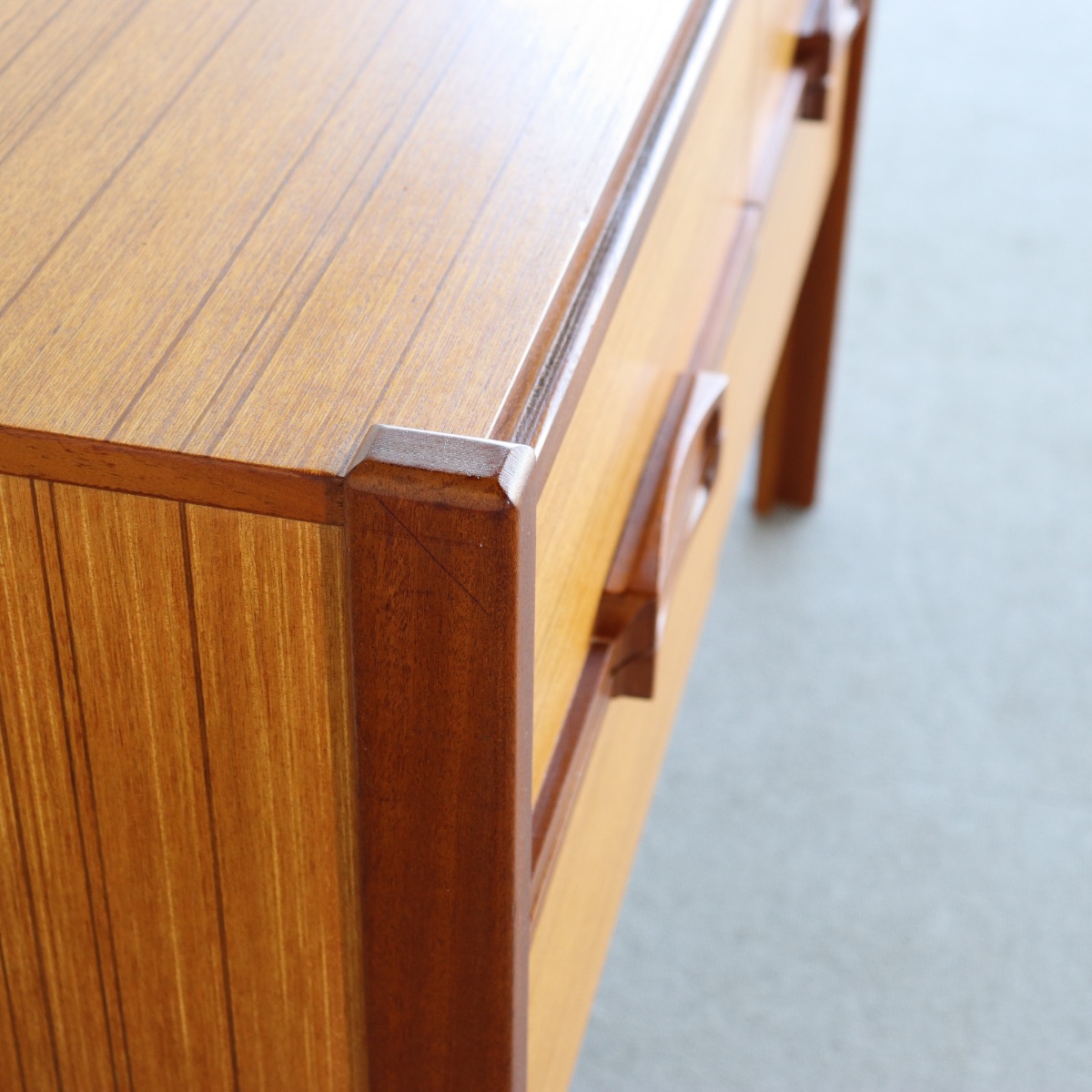 ネイサンNathenのチーク材のチェスト