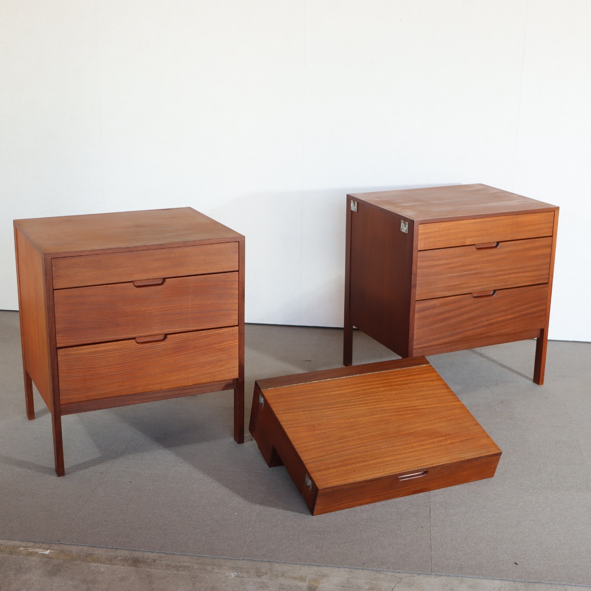 リチャード・ホーンビーデザインのサイドボード。 経年の風合いが心地よいチーク材北欧ヴィンテージ。