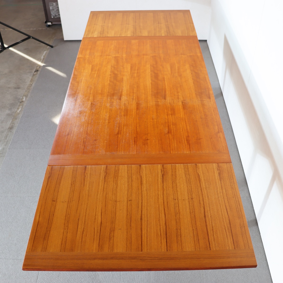 デンマーク製ダイニングテーブル。チーク材の上質な艶が空間に溶け込む北欧ヴィンテージ。静かな美しさを纏う。