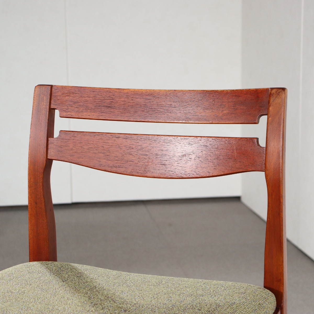 ネイサンNathanのダイニングチェア