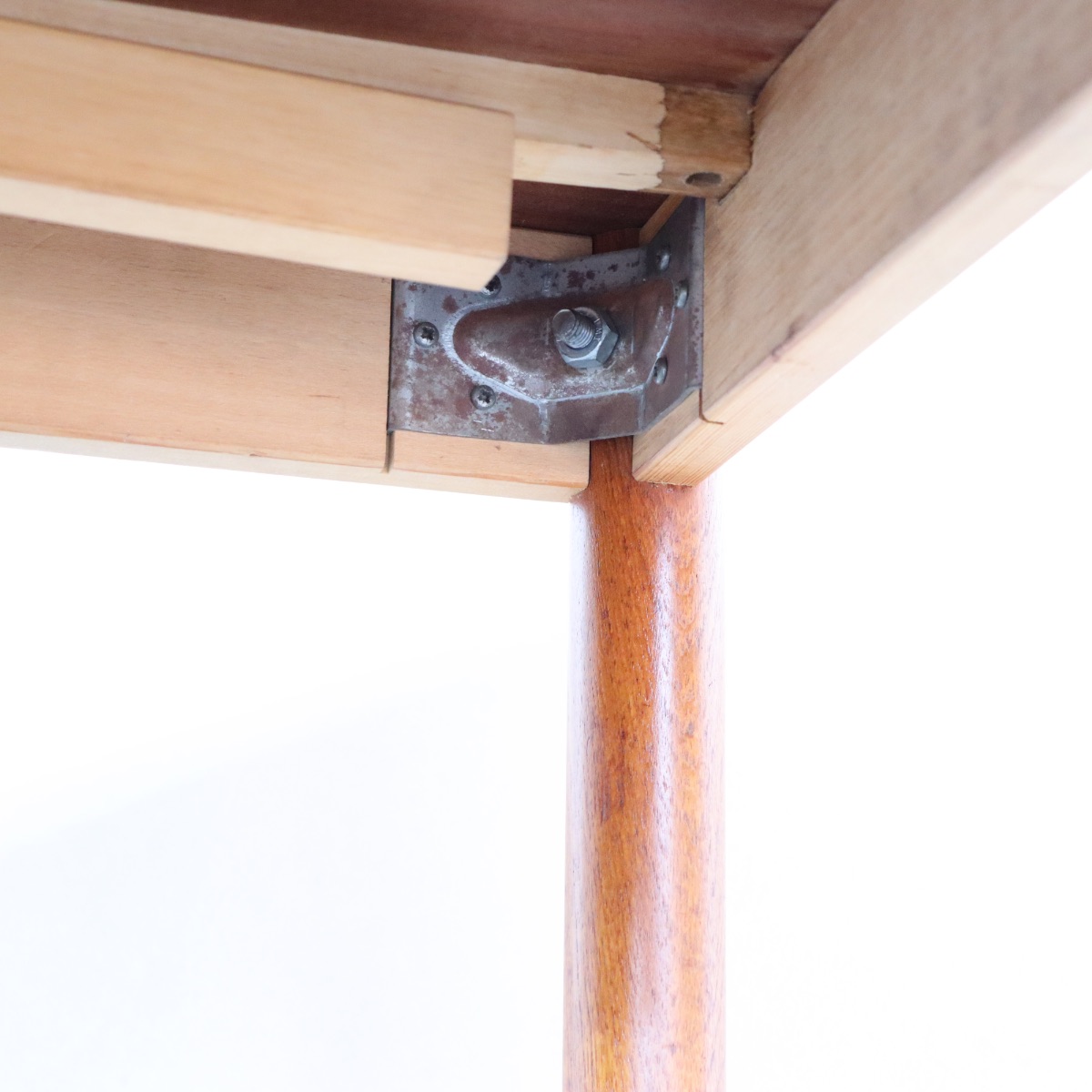 デンマーク製ダイニングテーブル。チーク材の上質な艶が空間に溶け込む北欧ヴィンテージ。静かな美しさを纏う。