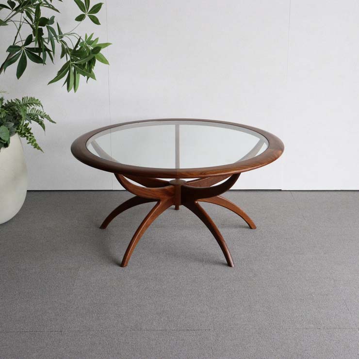 脚が蜘蛛の脚のような形をしている木製コーヒーテーブル、天板はガラス、25018