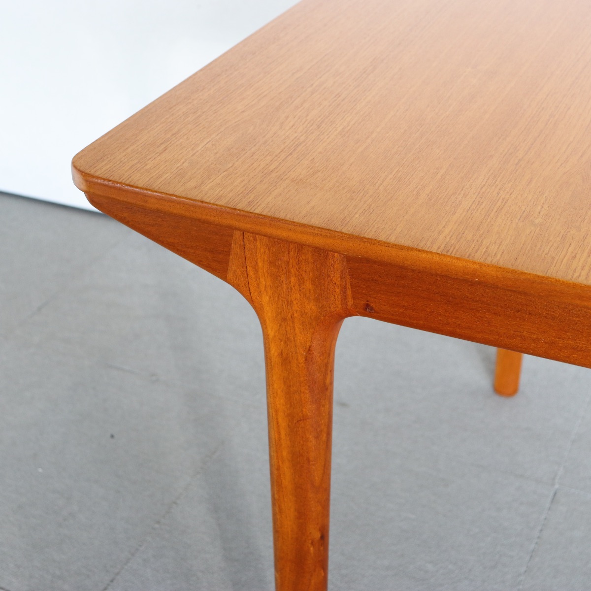 マッキントッシュダイニングテーブル