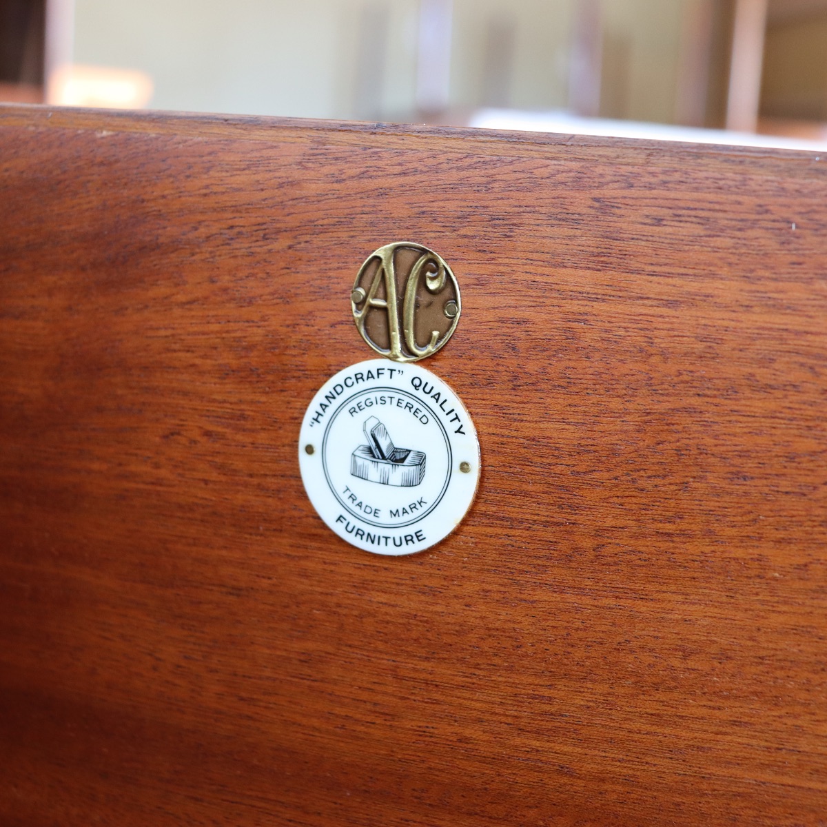 アルフレッドコックスalfredcoxのサイドボード。木目の美しさと優しい艶が印象的な北欧ヴィンテージ。落ち着いた品格が漂う。