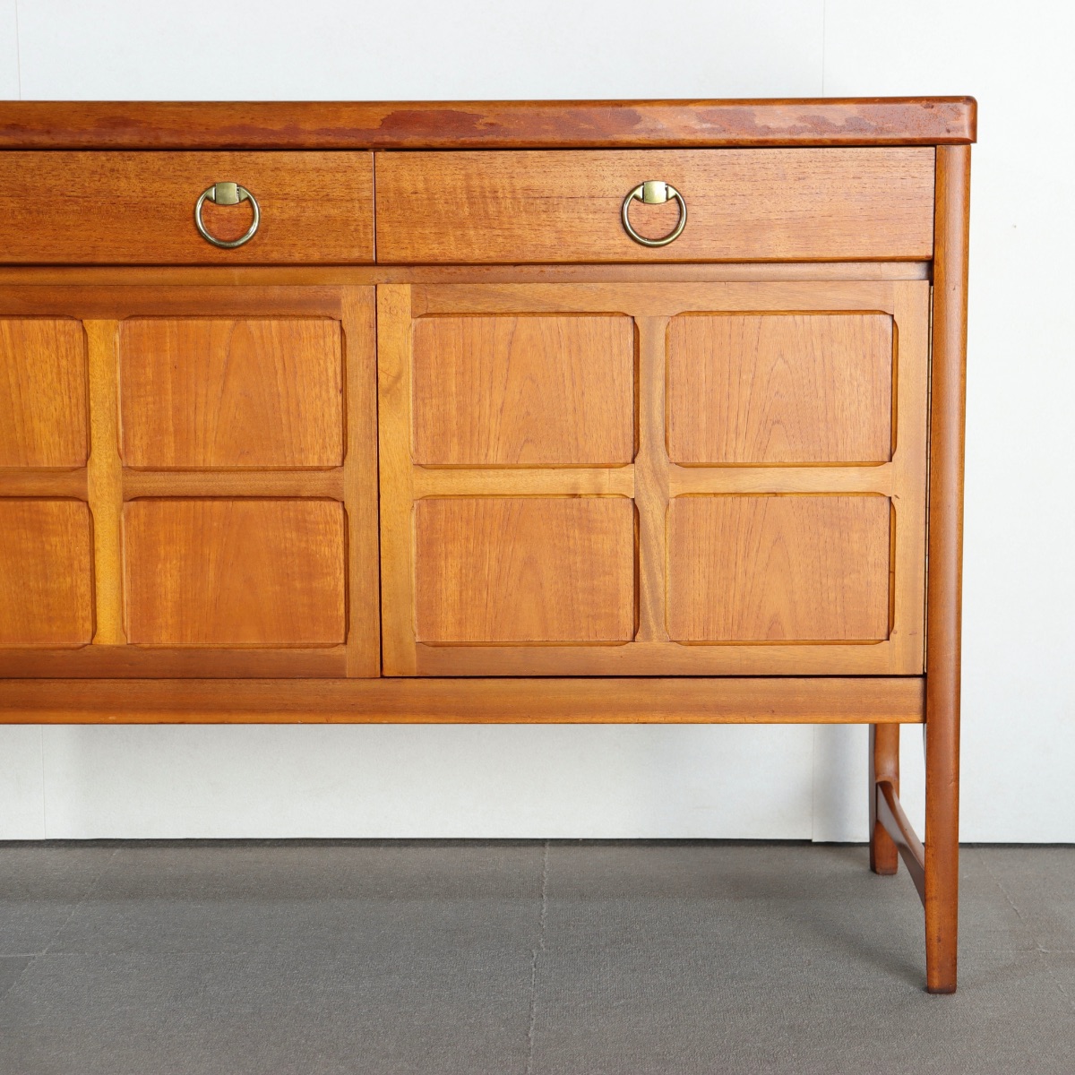 ネイサン製サイドボード。自然な艶をまとったチーク材北欧ヴィンテージ。控えめな上質感が心地よい。