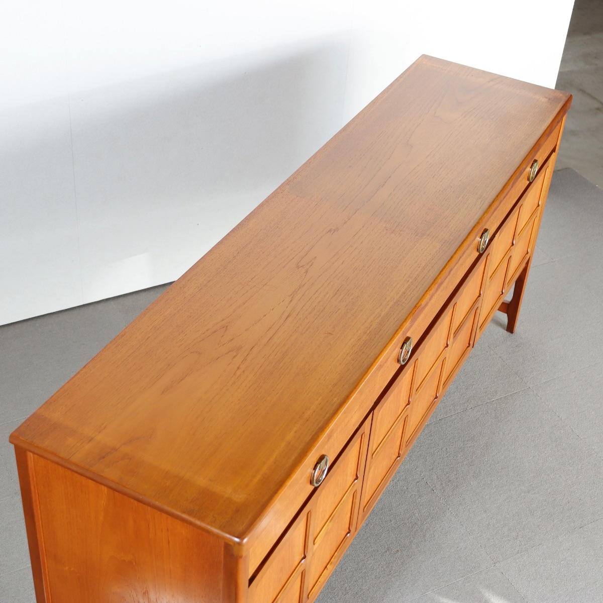 ネイサン製サイドボード。自然な艶をまとったチーク材北欧ヴィンテージ。控えめな上質感が心地よい。