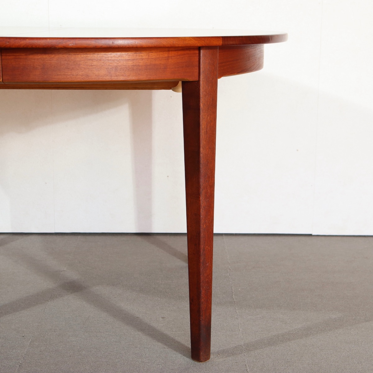 デンマーク製ダイニングテーブル。 木目の美しさと優しい艶が印象的な北欧ヴィンテージ。落ち着いた品格が漂う。