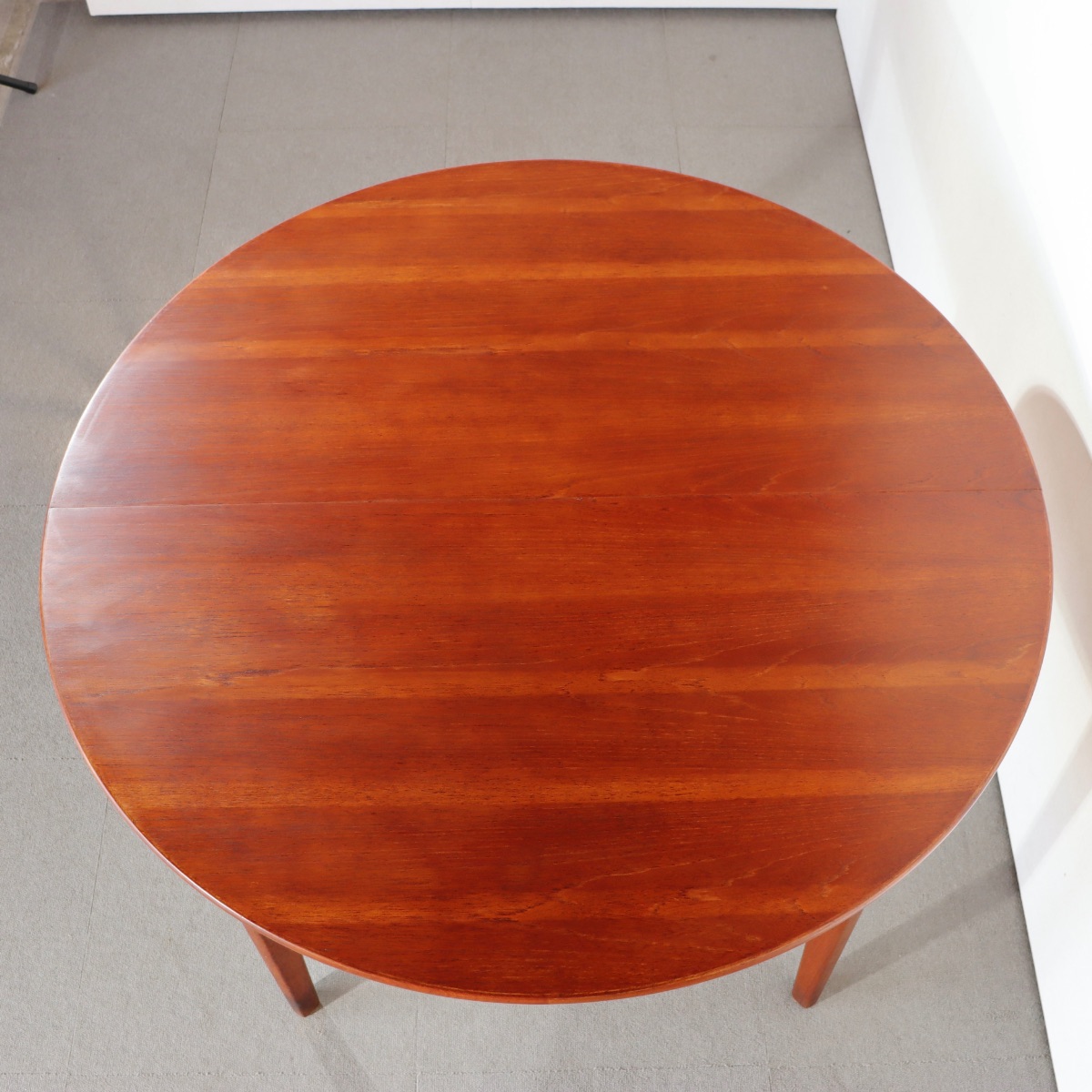 デンマーク製ダイニングテーブル。 木目の美しさと優しい艶が印象的な北欧ヴィンテージ。落ち着いた品格が漂う。