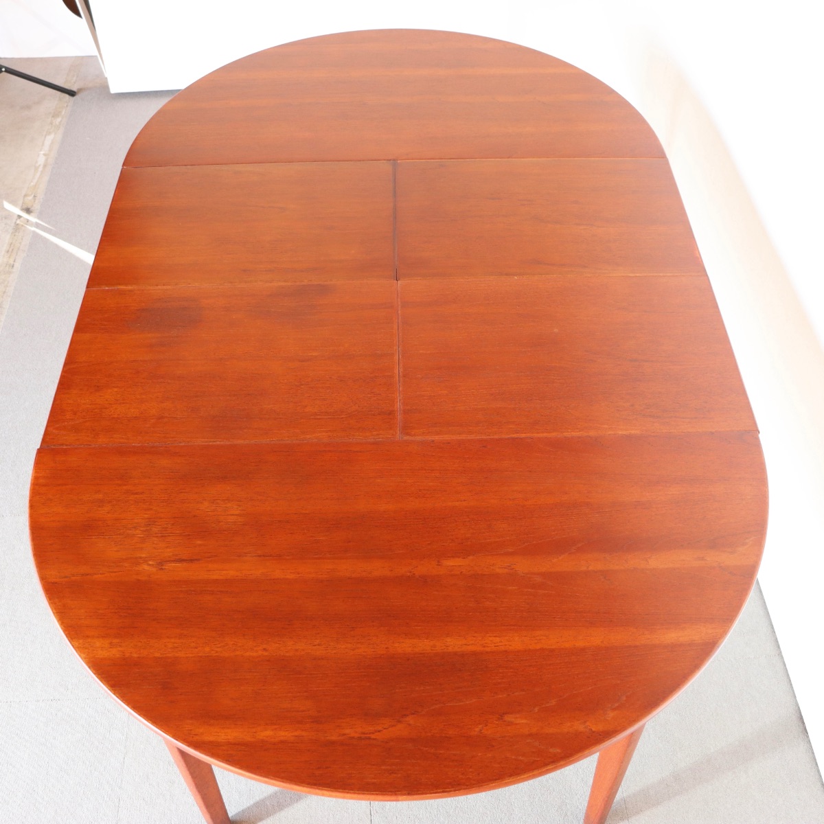 デンマーク製ダイニングテーブル。 木目の美しさと優しい艶が印象的な北欧ヴィンテージ。落ち着いた品格が漂う。