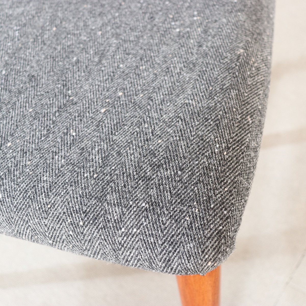 デンマークのSchouAndersen製ダイニングチェア。チーク材の深みある木目が印象的な北欧ヴィンテージ。時を重ねた美しさ。