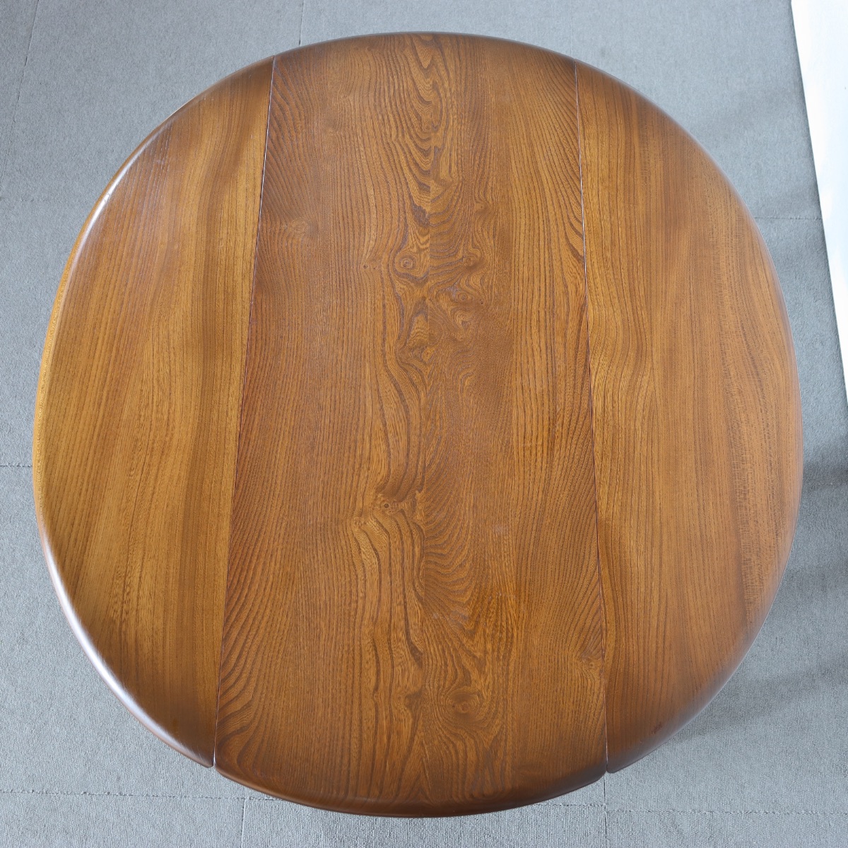 アーコールERCOLコーヒーテーブル。エルム材の穏やかな木肌が心地よい北欧ヴィンテージ。控えめな上質感が漂う。