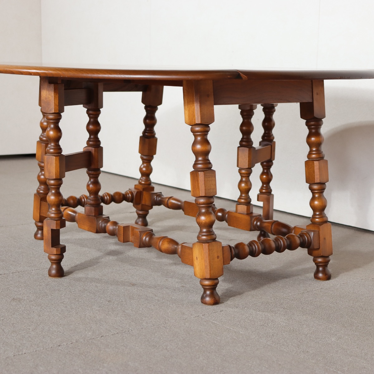 アーコールERCOLコーヒーテーブル。エルム材の穏やかな木肌が心地よい北欧ヴィンテージ。控えめな上質感が漂う。