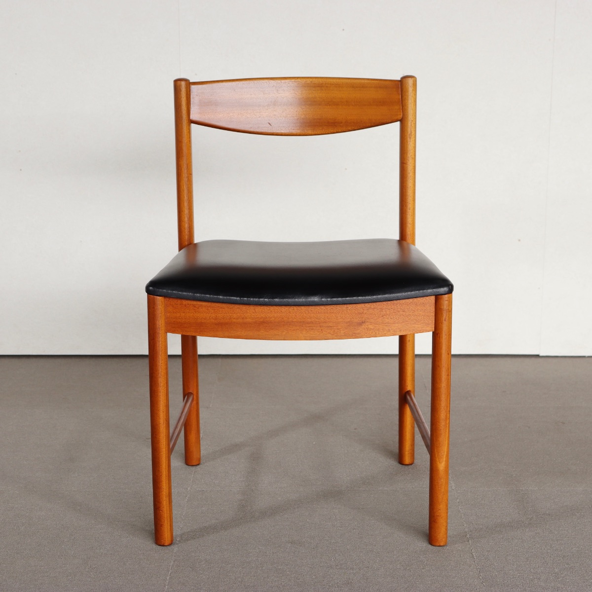 マッキントッシュMCINTOSHダイニングチェア。チーク材にブラックの座面が映える。