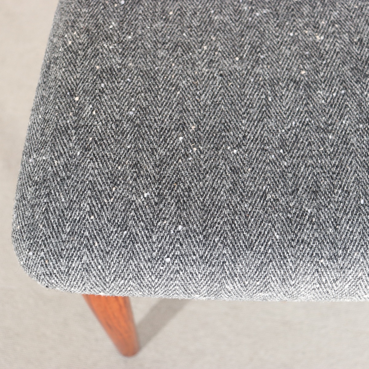 デンマークのSchouAndersen製ダイニングチェア。チーク材の深みある木目が印象的な北欧ヴィンテージ。時を重ねた美しさ。