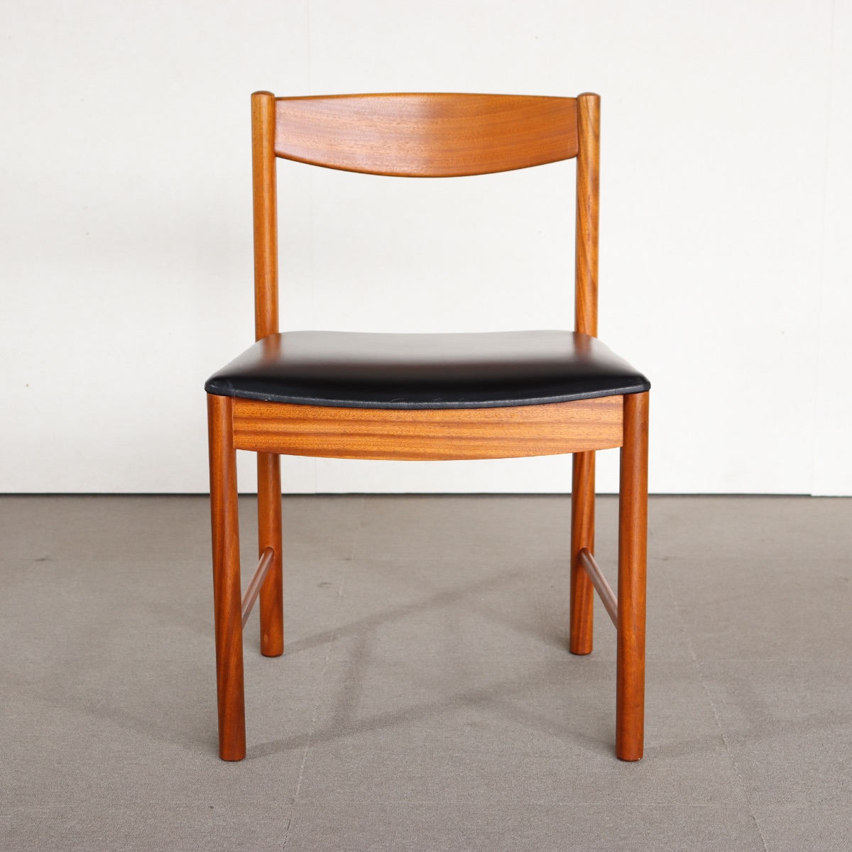 マッキントッシュMCINTOSHダイニングチェア。チーク材にブラックの座面が映える。