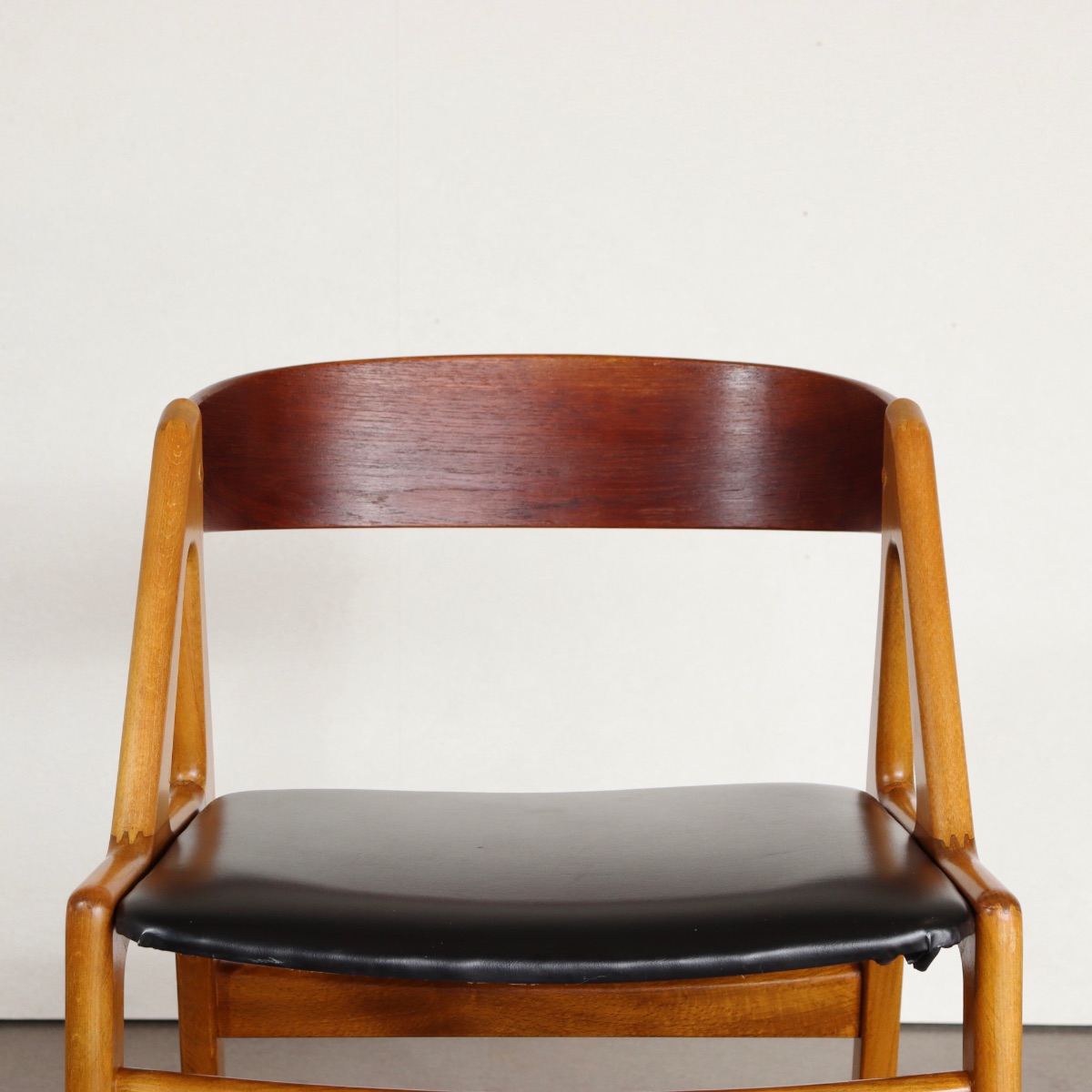 デンマーク製ダイニングチェア。チーク材にブラックの座面が映える。