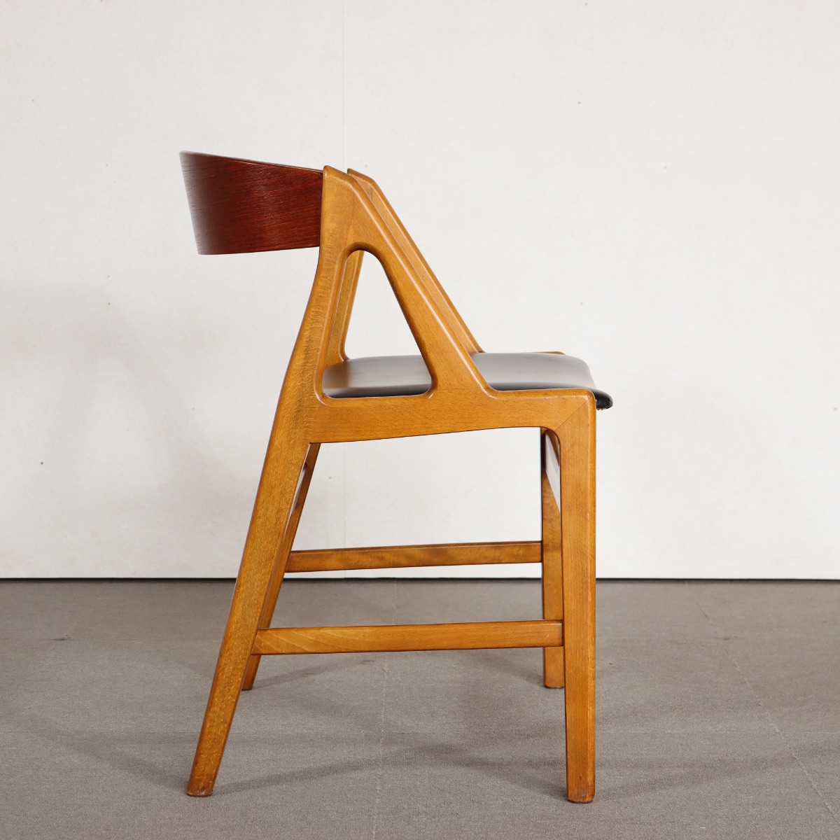 デンマーク製ダイニングチェア。チーク材にブラックの座面が映える。