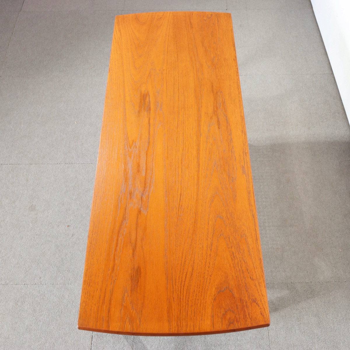 ジェンティーク製コーヒーテーブル。木の温もりを感じるチーク材北欧ヴィンテージ。柔らかな雰囲気を纏う一台。