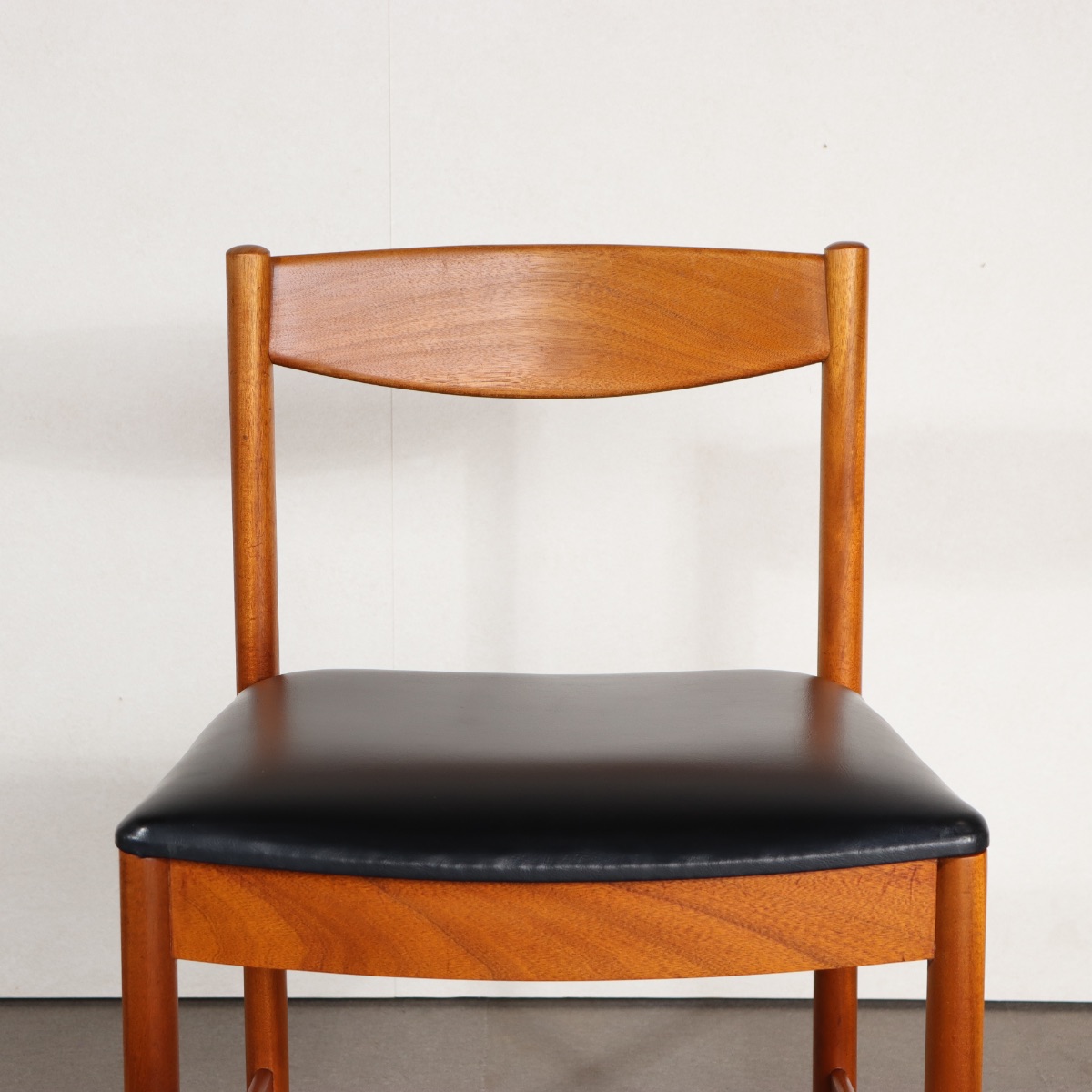 マッキントッシュMCINTOSHダイニングチェア。チーク材にブラックの座面が映える。
