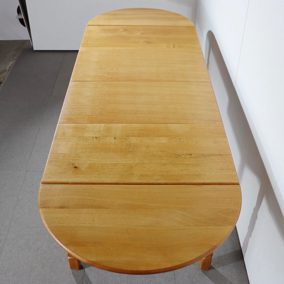 デンマーク製ダイニングテーブル。オーク材の深い色合いが印象的な北欧ヴィンテージ。控えめな品格が漂う。