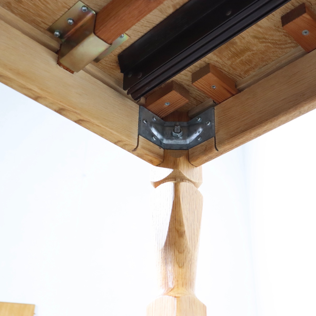 デンマーク製ダイニングテーブル。オーク材の深い色合いが印象的な北欧ヴィンテージ。控えめな品格が漂う。