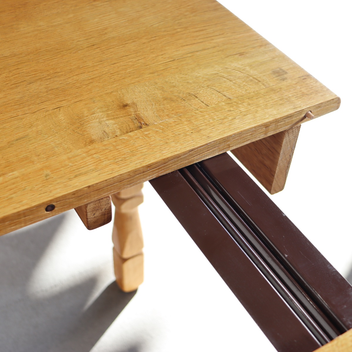 デンマーク製ダイニングテーブル。オーク材の深い色合いが印象的な北欧ヴィンテージ。控えめな品格が漂う。