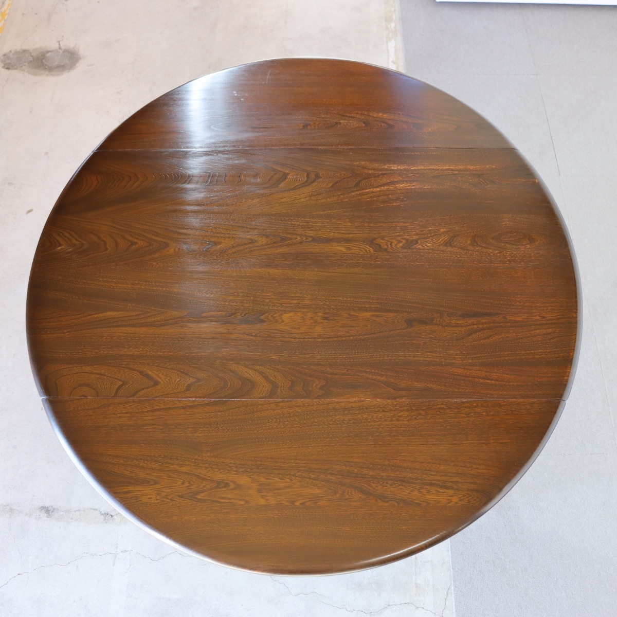 アーコールのダイニングテーブル。チーク材の落ち着いた色味が印象的な北欧ヴィンテージ。上品な佇まい。