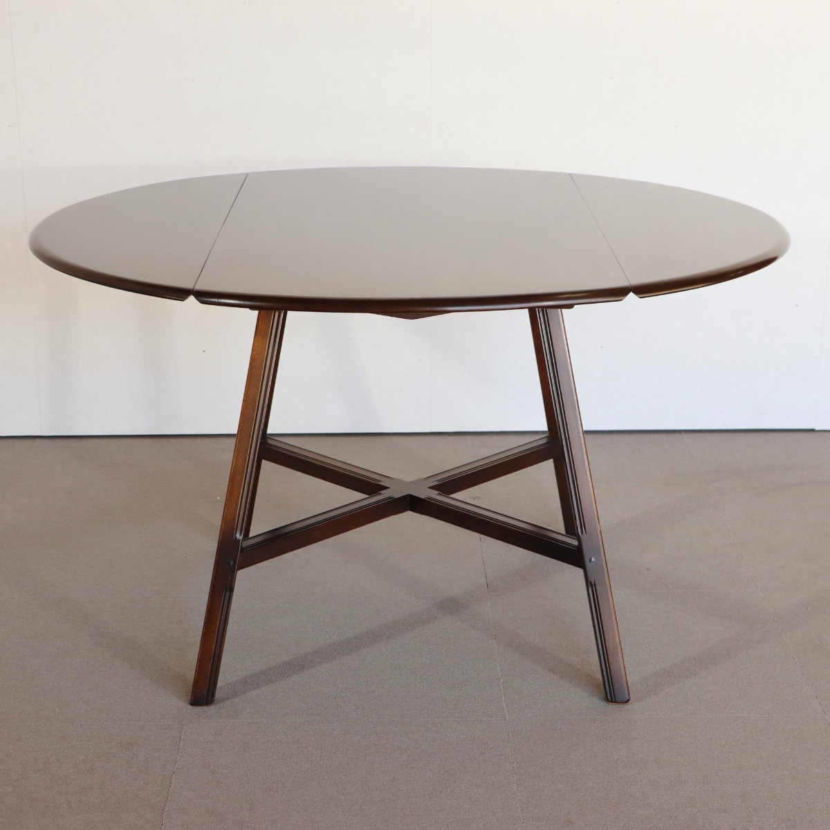 アーコールのダイニングテーブル。チーク材の落ち着いた色味が印象的な北欧ヴィンテージ。上品な佇まい。