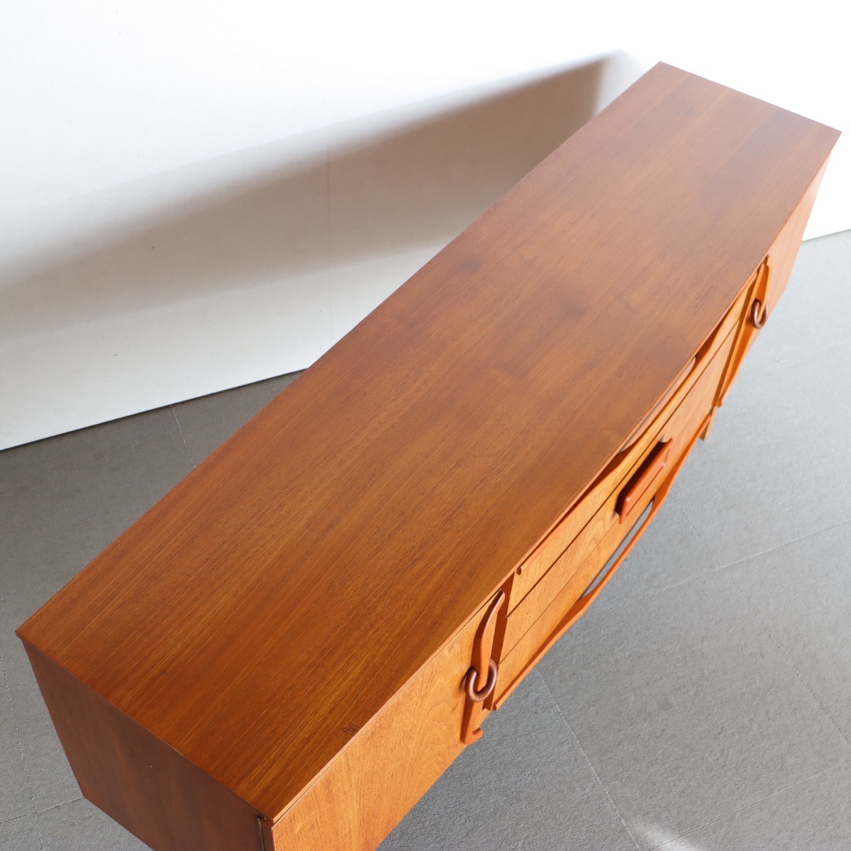 ビューティリティ製サイドボード。チーク材の木目が柔らかく映える北欧ヴィンテージ。品のある空気を纏う。