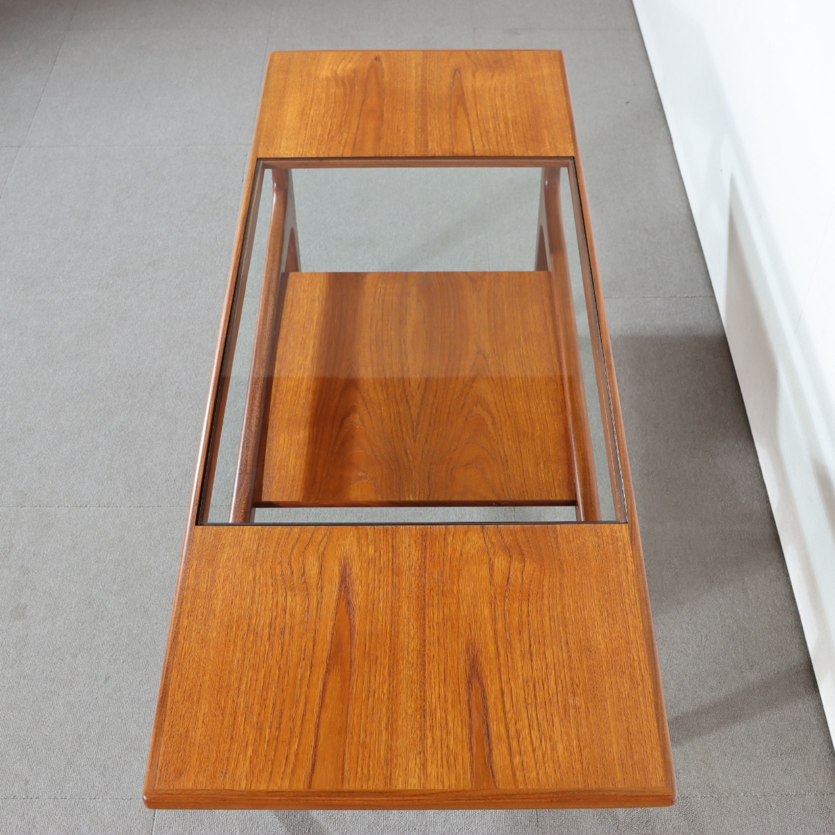 ジープラン製コーヒーテーブル。深みあるチーク材が空間に馴染む北欧ヴィンテージ。静かに佇む一台。