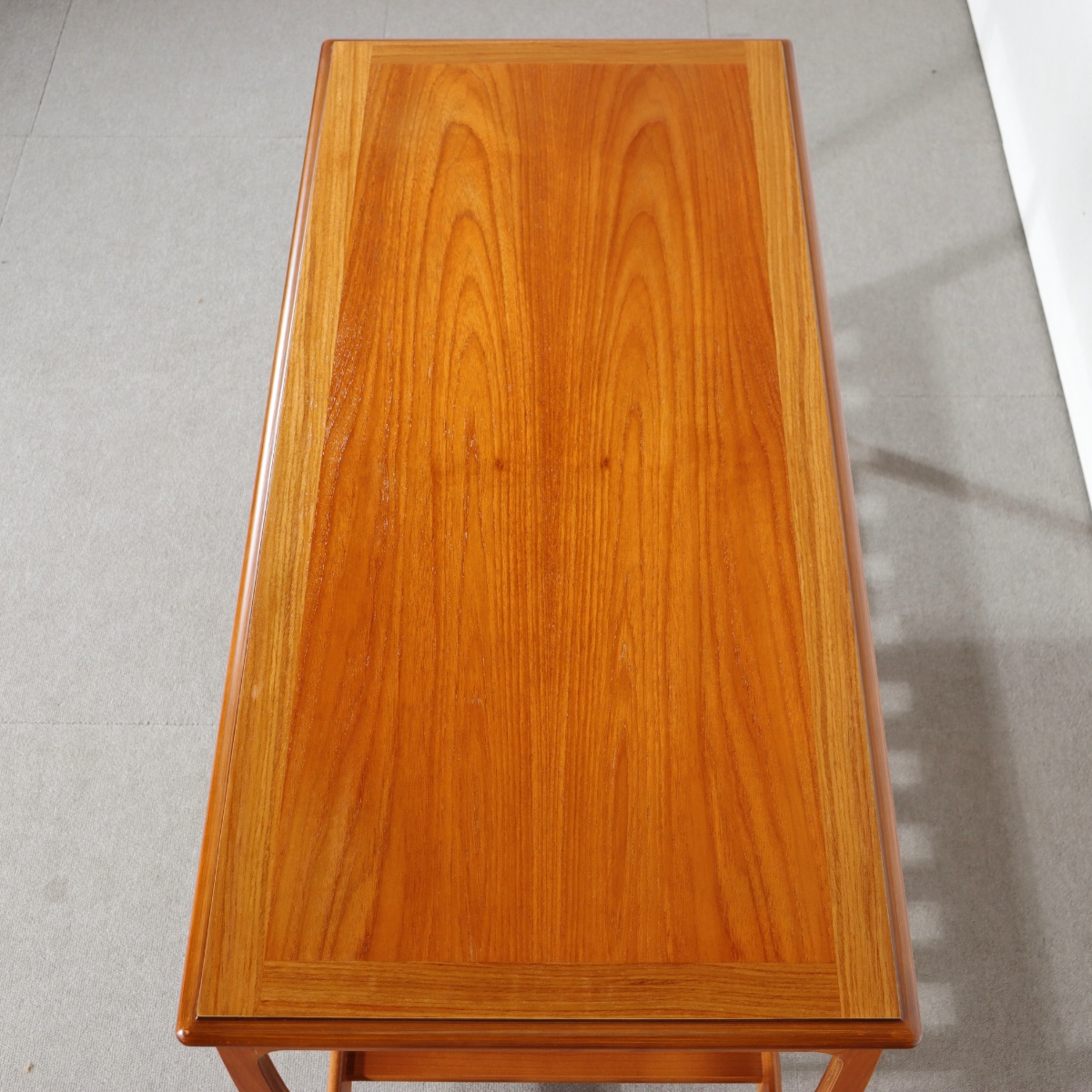 ジープランG-PLAN製コーヒーテーブル。チーク材の色艶が穏やかな北欧ヴィンテージ。控えめな美しさが印象的。