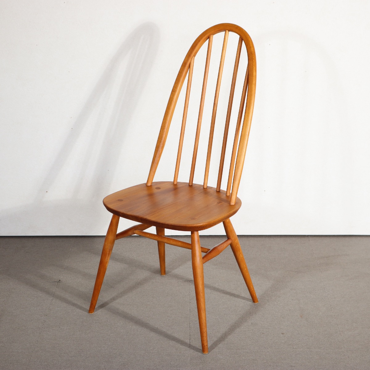 アーコールのクエーカーチェア。エルム材の深い艶が美しい北欧ヴィンテージ。時間の重なりを感じる一台。