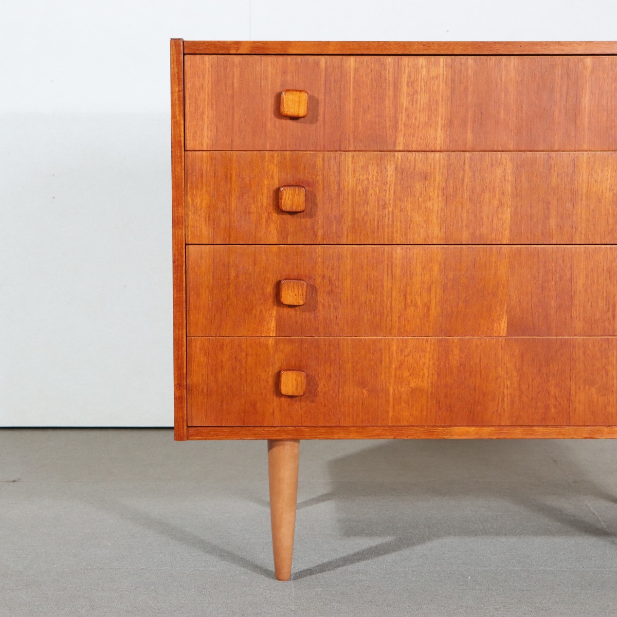 デンマーク製チェスト。チーク材の深みある色合いが魅力のヴィンテージ。洗練された存在。