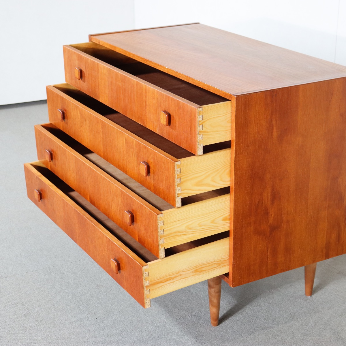 デンマーク製チェスト。チーク材の深みある色合いが魅力のヴィンテージ。洗練された存在。