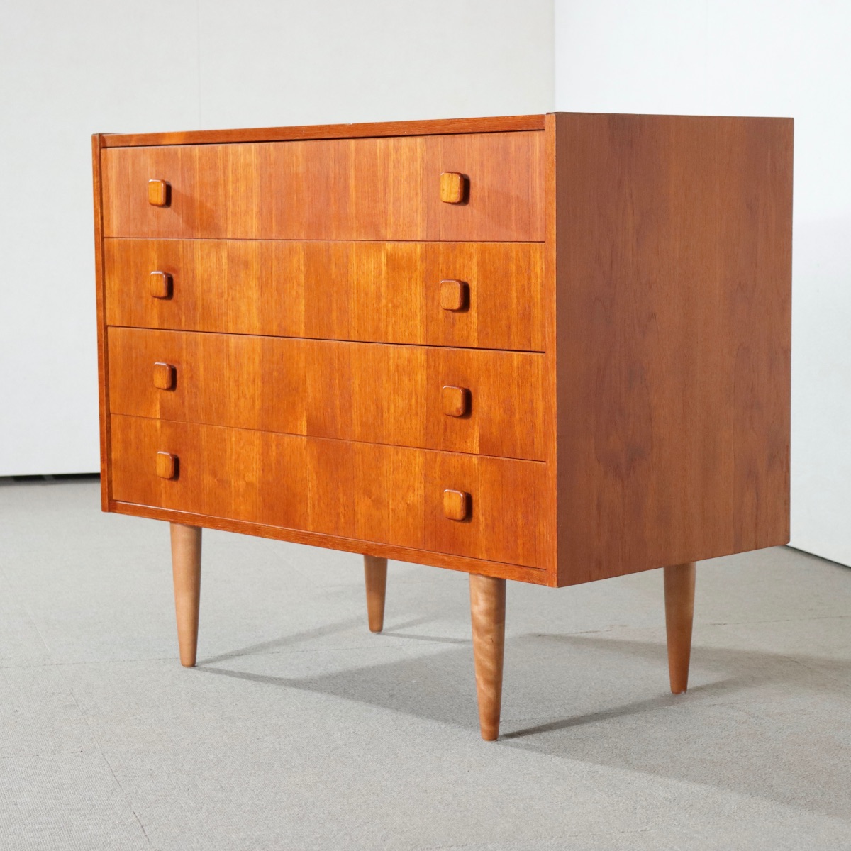 デンマーク製チェスト。チーク材の深みある色合いが魅力のヴィンテージ。洗練された存在。