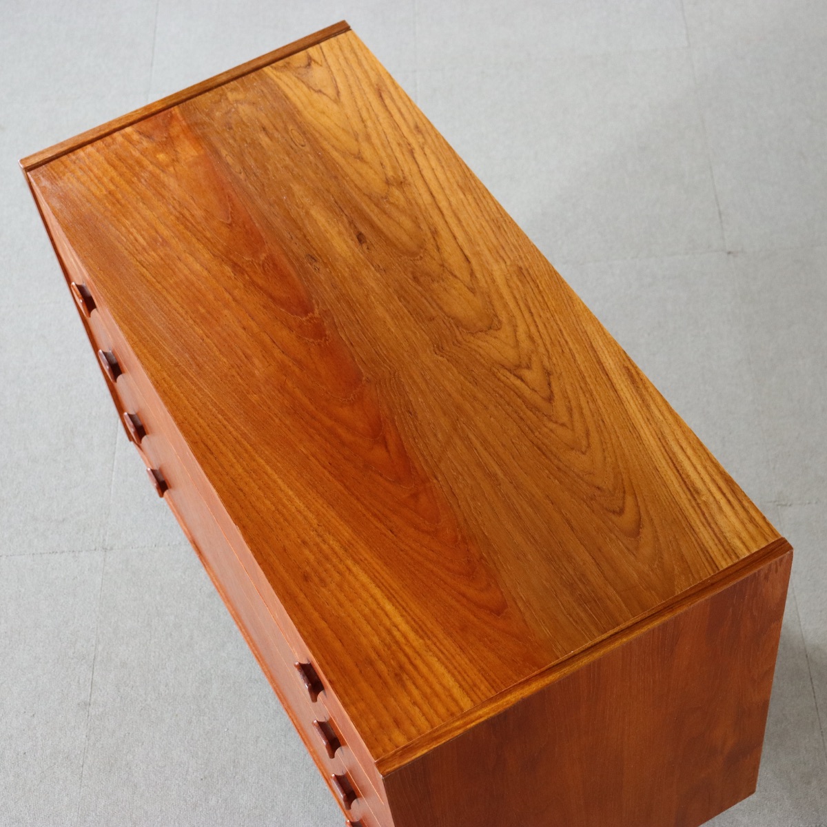 デンマーク製チェスト。チーク材の深みある色合いが魅力のヴィンテージ。洗練された存在。