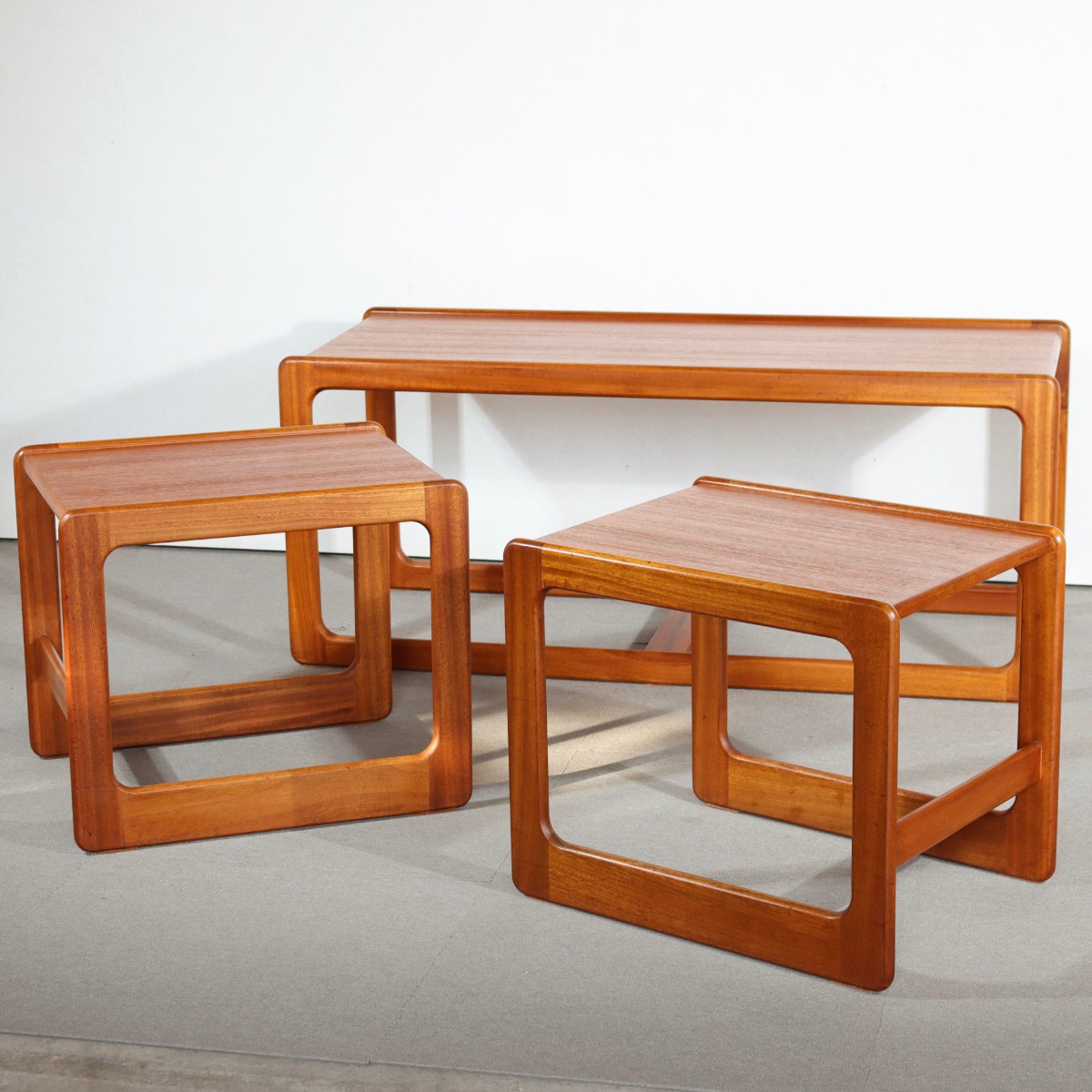 マッキントッシュ製ネストテーブル。チーク材の自然な風合いが魅力の北欧ヴィンテージ。静かな美しさ。