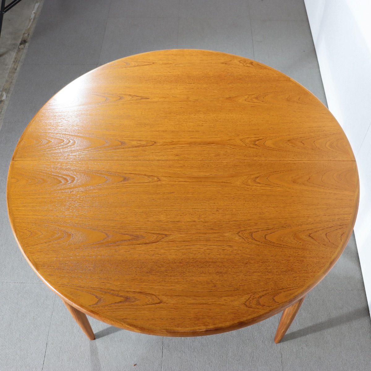 ジープランG-PLAN製ラウンドダイニングテーブル。チーク材の木目が描く静かな表情。北欧ヴィンテージらしい佇まい。