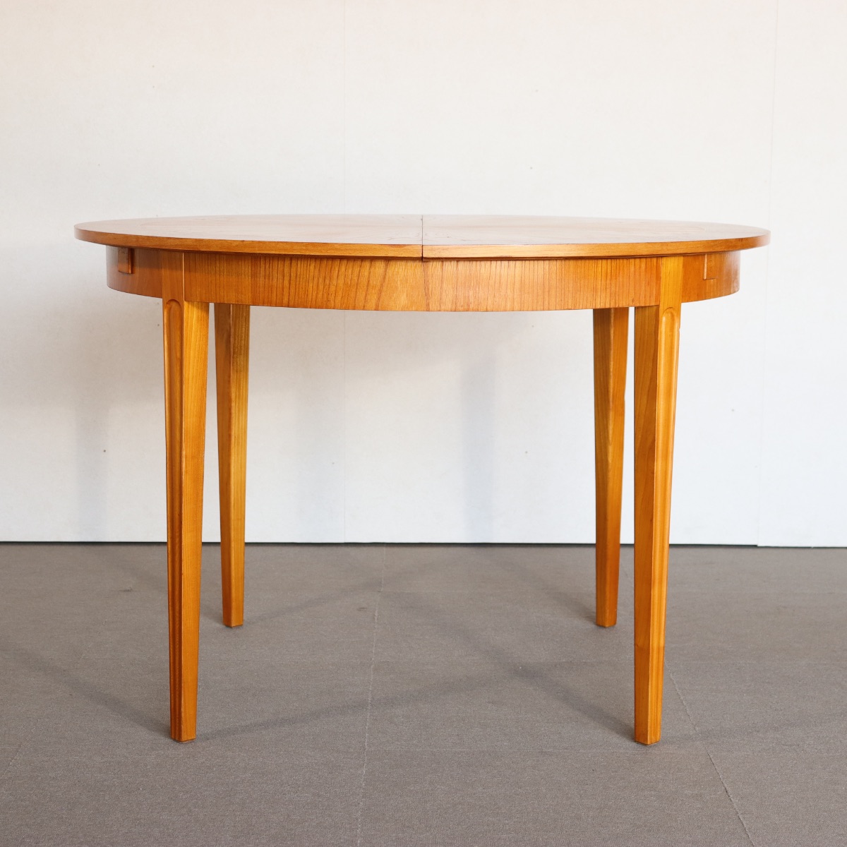 デンマーク製ダイニングテーブル。高級感ある仕上がりのヴィンテージ家具。空間に映える。