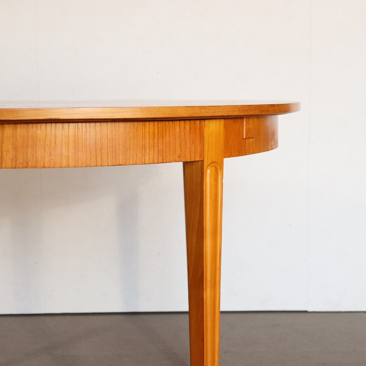 デンマーク製ダイニングテーブル。高級感ある仕上がりのヴィンテージ家具。空間に映える。