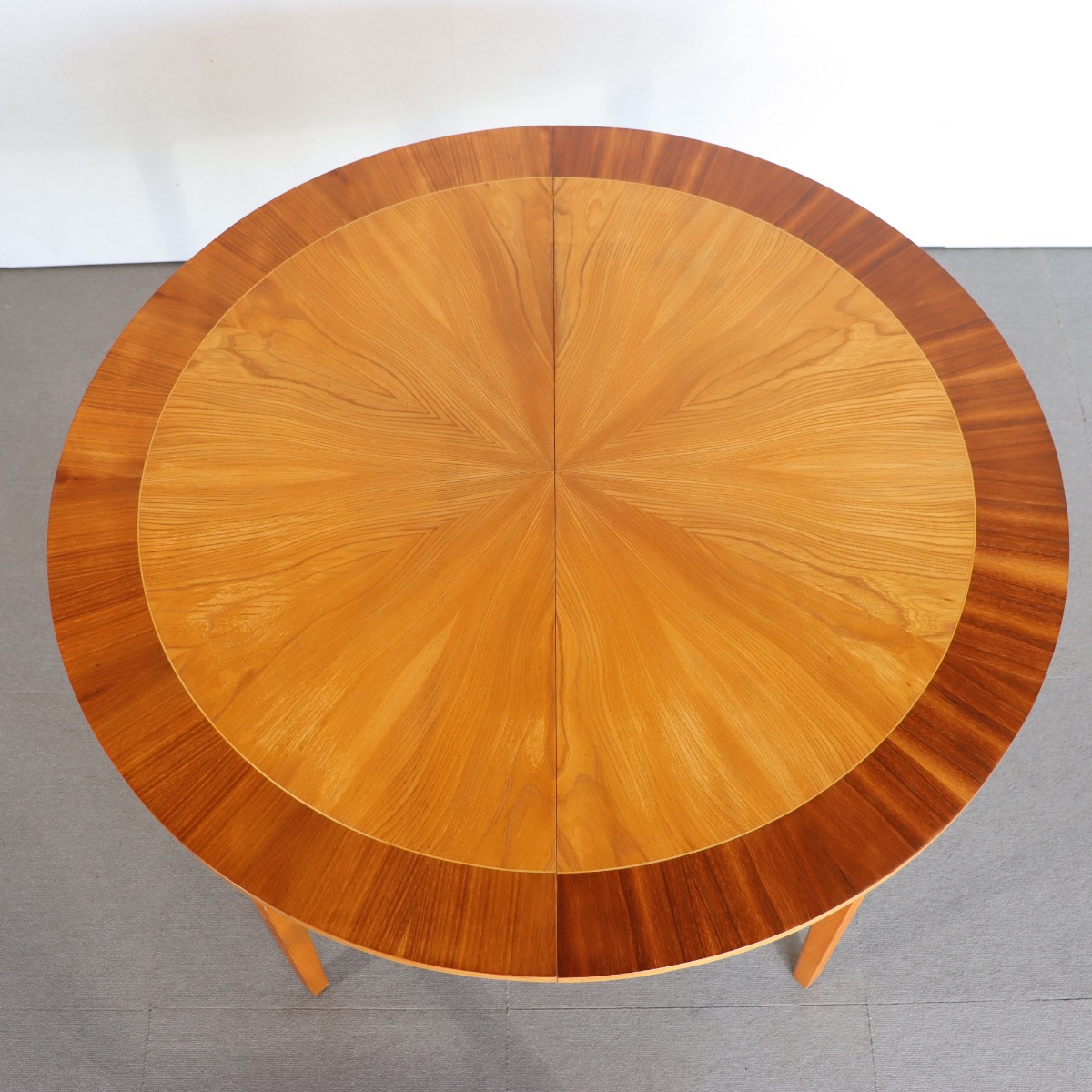 デンマーク製ダイニングテーブル。高級感ある仕上がりのヴィンテージ家具。空間に映える。