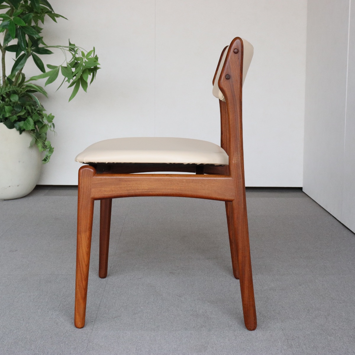 エリックバックERIK BUCHUSのダイニングチェア