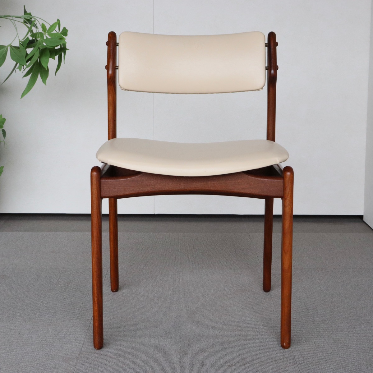 エリックバックERIK BUCHUSのダイニングチェア
