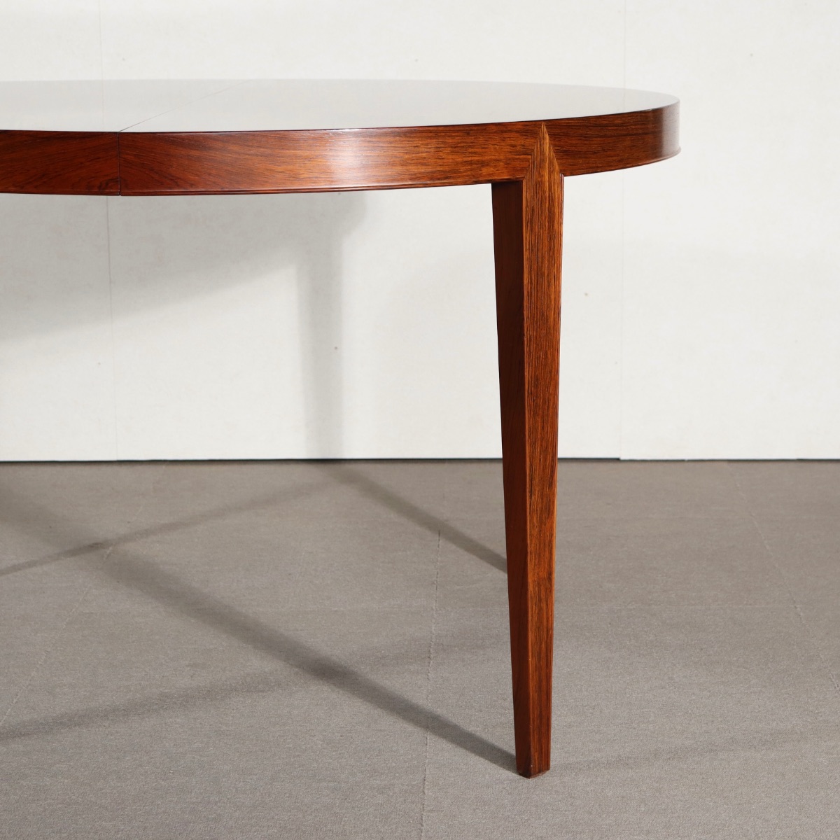 ダイニングテーブルbySeverinHansen。穏やかな色合いと自然な質感が魅力のヴィンテージ家具。静かな存在感が際立つ。 