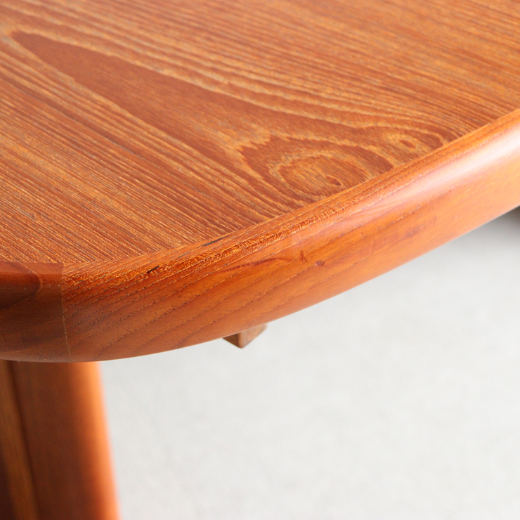 デンマーク製の楕円形のダイニングテーブル