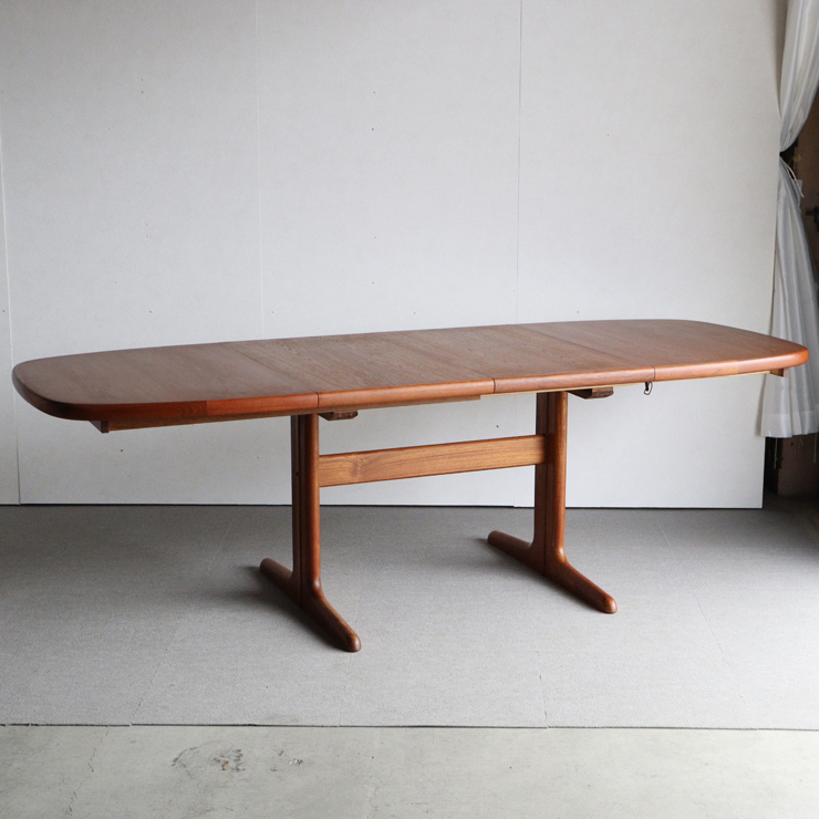 デンマーク製の楕円形のダイニングテーブル