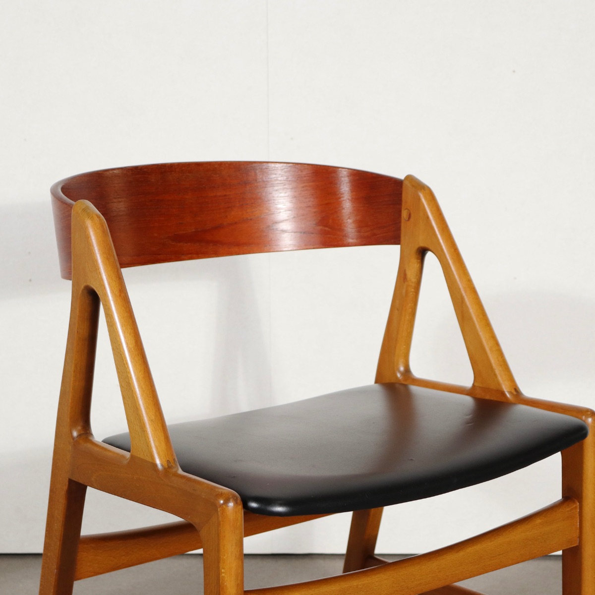 ダイニングチェアbyHenningKjaernulf。オーク材とチーク材にブラックの座面が映える。