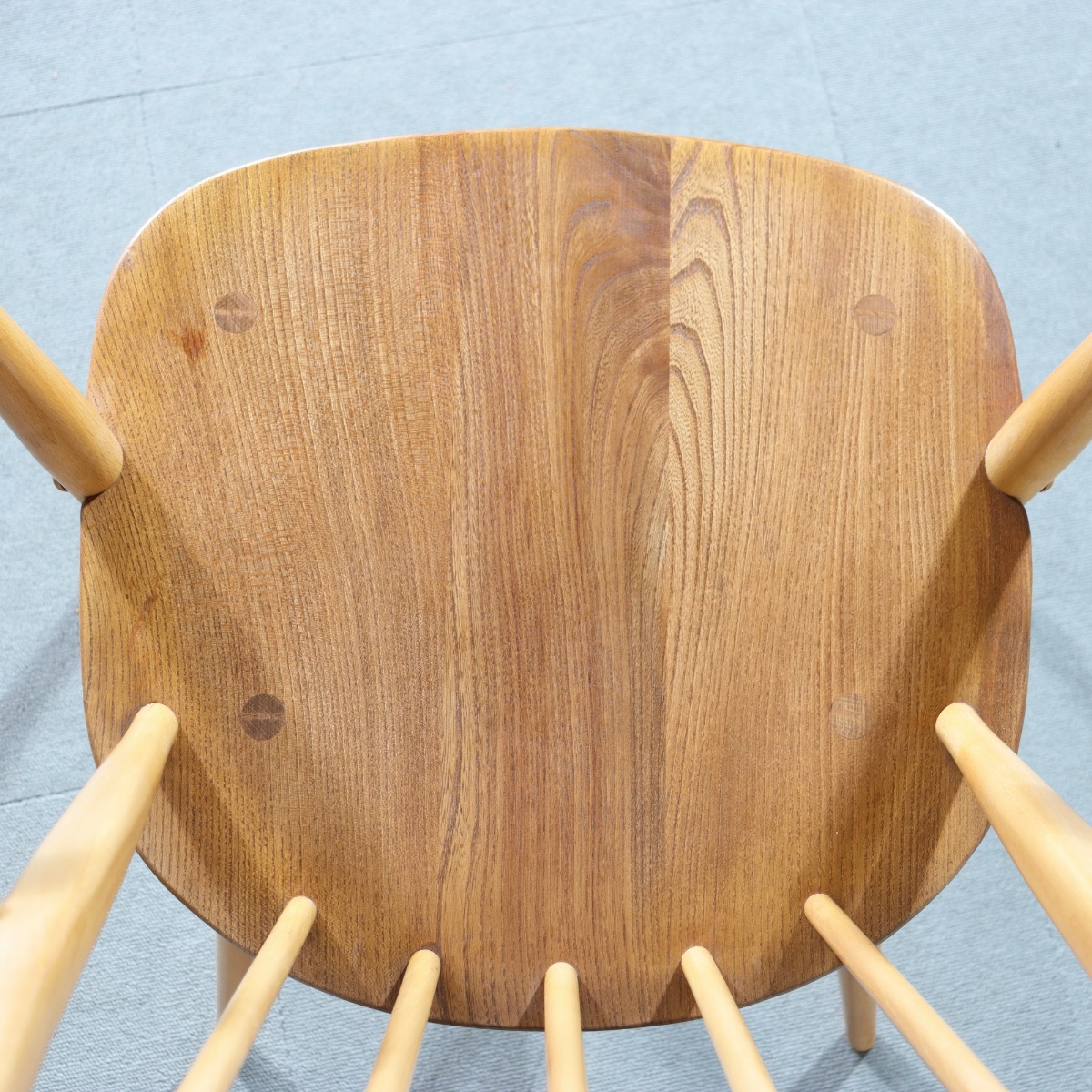 アーコール製アームチェア。深い色味と艶が魅力の北欧ヴィンテージ。静かな存在感。